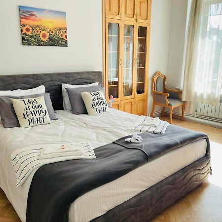 Spacious 2 Bedrooms In The Center Of Yerevan Exterior photo