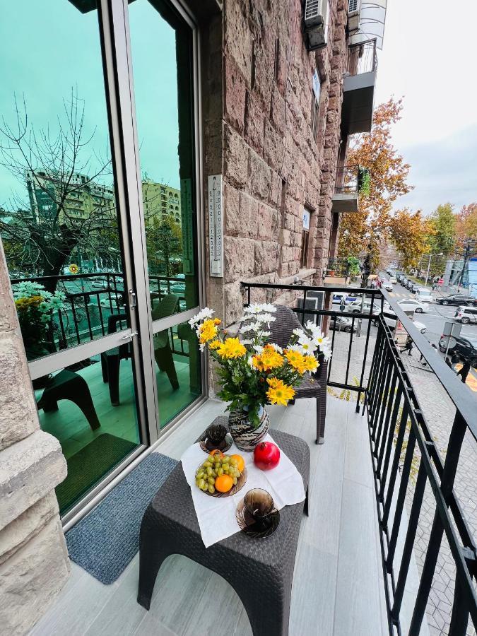 Spacious 2 Bedrooms In The Center Of Yerevan Exterior photo