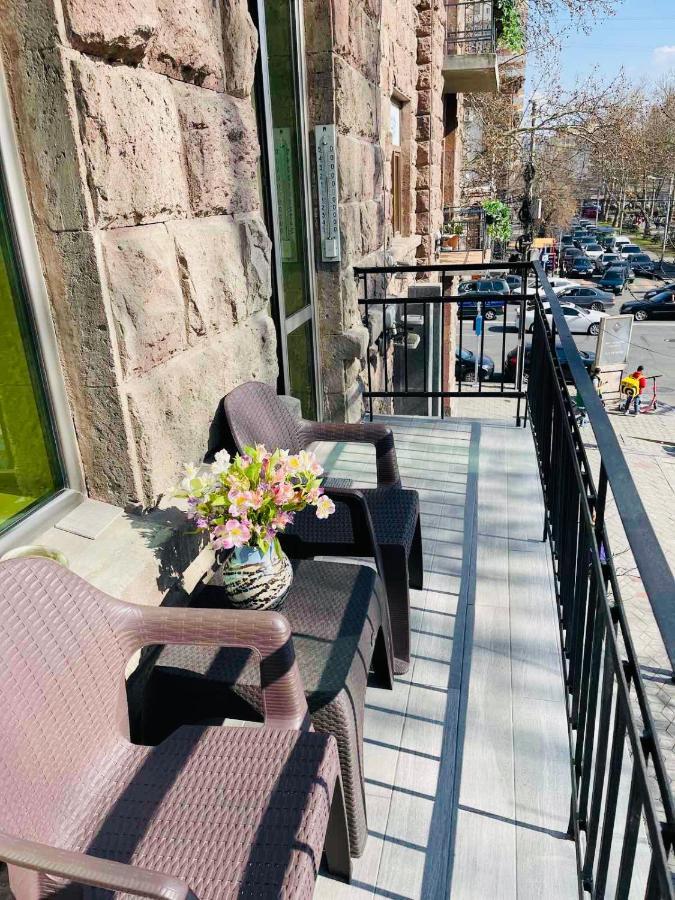 Spacious 2 Bedrooms In The Center Of Yerevan Exterior photo