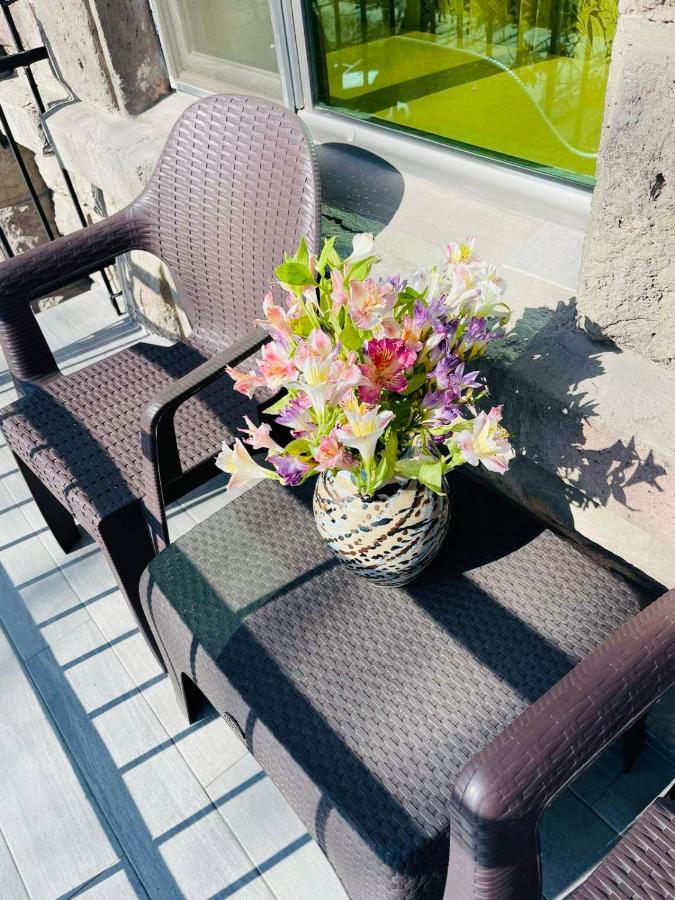 Spacious 2 Bedrooms In The Center Of Yerevan Exterior photo